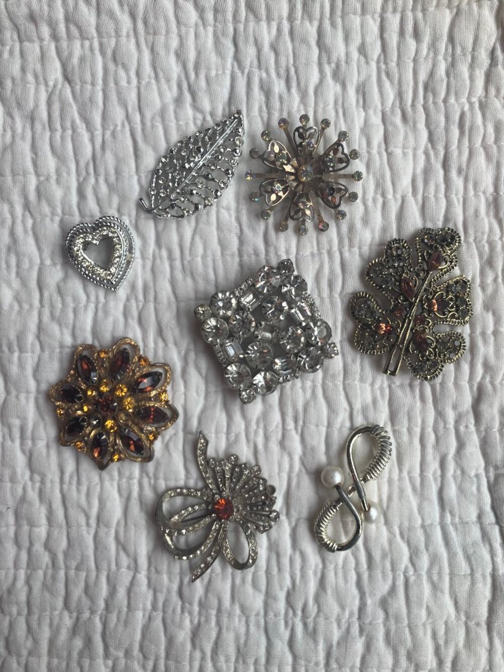 Lot of 8 vintage brooches